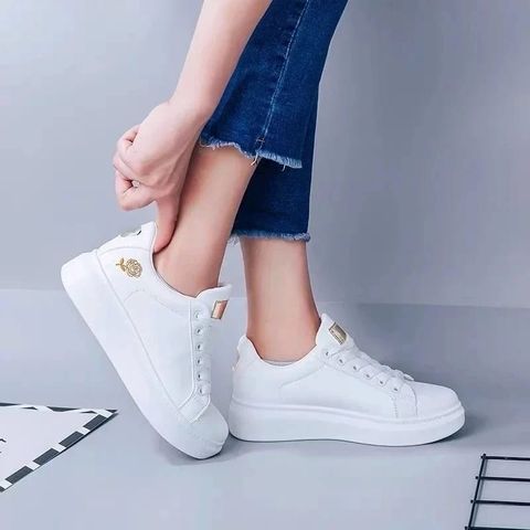 🔹 Classy white sneakers
🔹 Size 36-40
🔹 Small fitting
