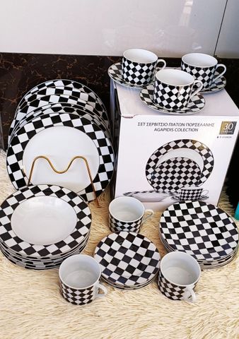 SET OF PORCELAIN DISHES