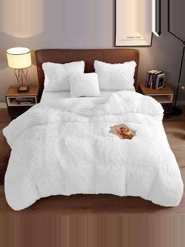 Fluffy duvet with 4 pillowscases and a Bedsheet 